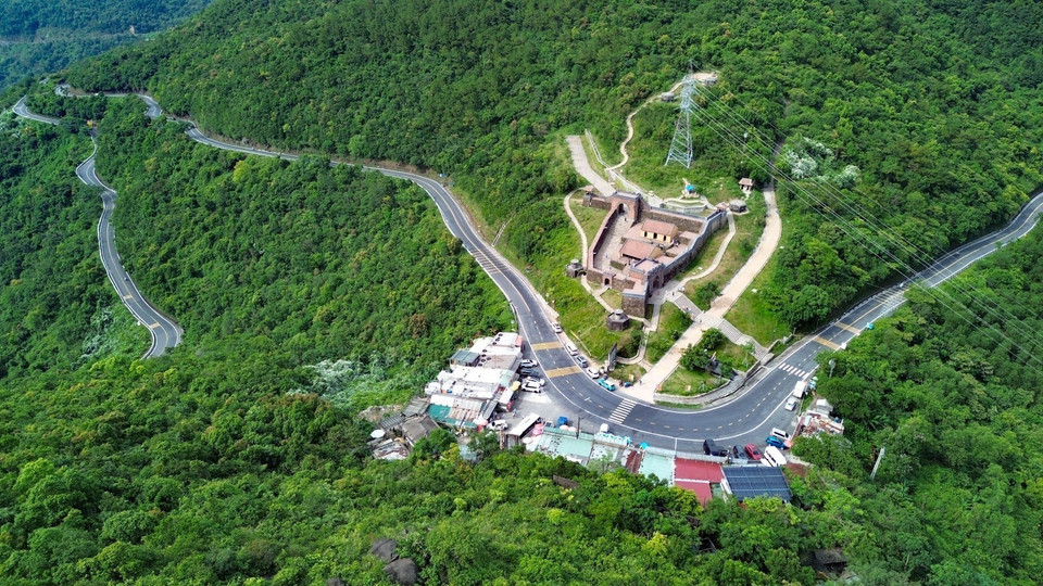 Hai Van Quan, una construcción histórica de casi 200 años, se sitúa a casi 500 metros de altura, rodeada por un paisaje imponente. La restauración no solo preserva el legado patrimonial, sino que también impulsa el desarrollo socioeconómico local, convirtiéndolo en un destino imprescindible al explorar el patrimonio de Vietnam. (Foto: VNA)