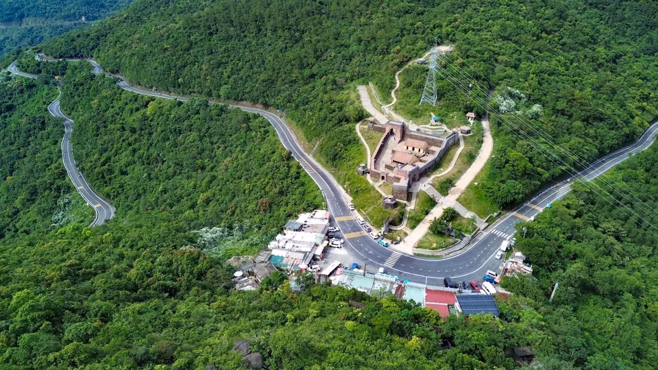 Hai Van Quan, una construcción histórica de casi 200 años, se sitúa a casi 500 metros de altura, rodeada por un paisaje imponente. La restauración no solo preserva el legado patrimonial, sino que también impulsa el desarrollo socioeconómico local, convirtiéndolo en un destino imprescindible al explorar el patrimonio de Vietnam. (Foto: VNA)