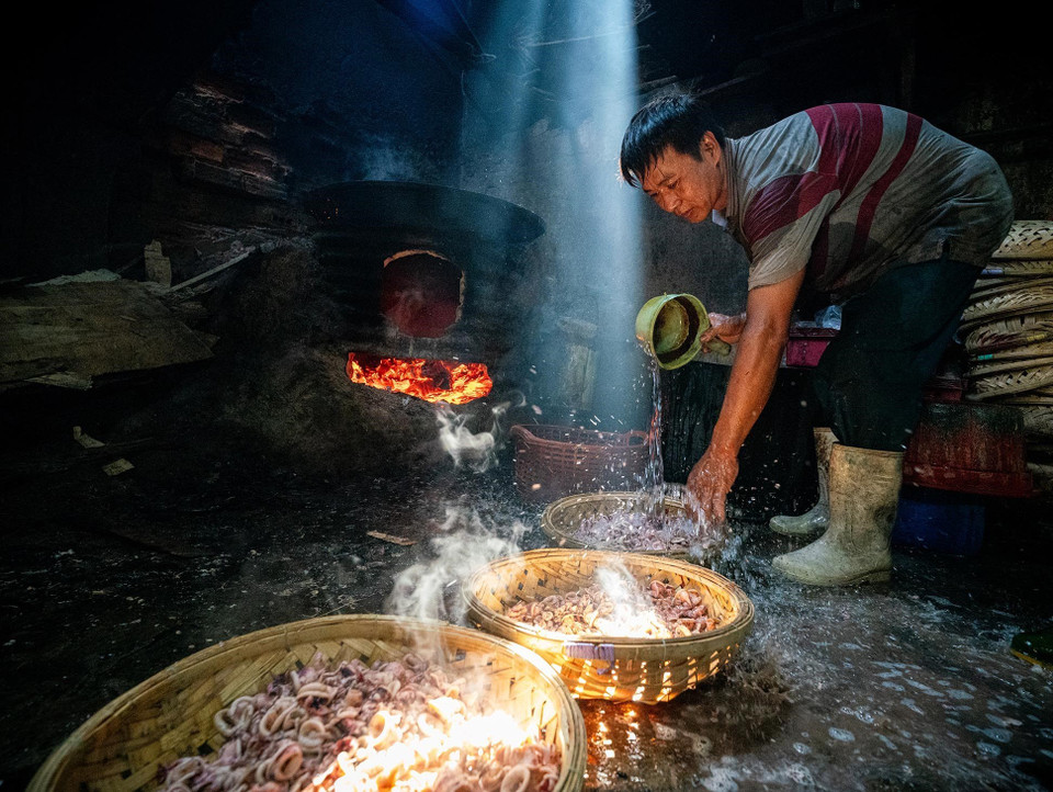 Según los trabajadores del puerto de Quy Nhon, la mayor afluencia de pescado y calamar se da entre marzo y septiembre. En esos meses, cuecen toneladas a diario. Cada tanda dura entre 15 y 20 minutos, y el trabajo nocturno suele prolongarse entre 6 y 8 horas seguidas. (Foto: VNA)