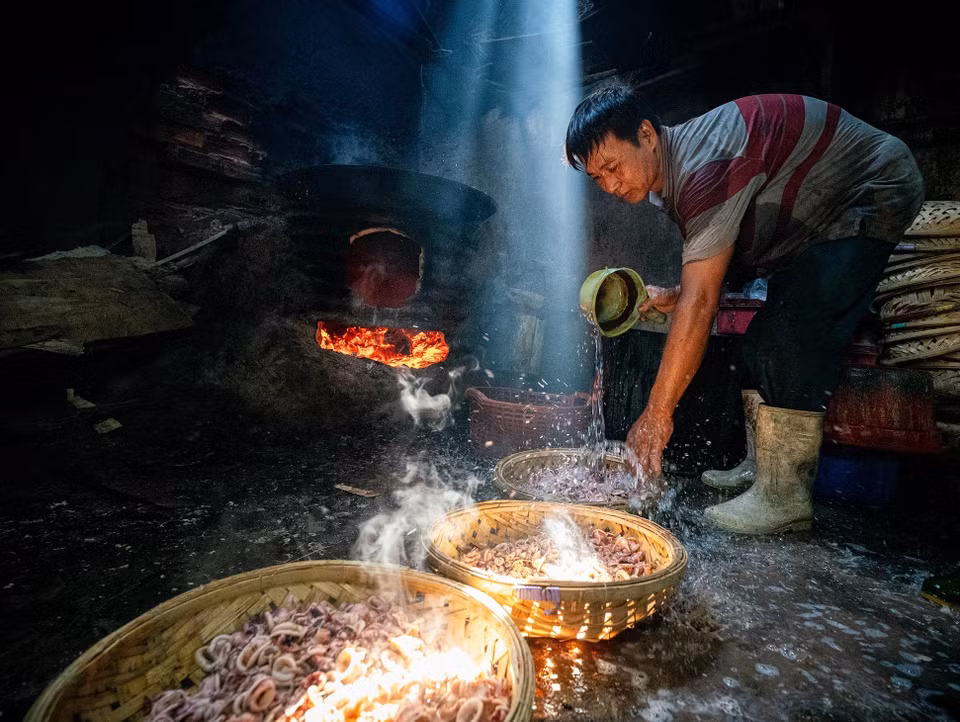 Según los trabajadores del puerto de Quy Nhon, la mayor afluencia de pescado y calamar se da entre marzo y septiembre. En esos meses, cuecen toneladas a diario. Cada tanda dura entre 15 y 20 minutos, y el trabajo nocturno suele prolongarse entre 6 y 8 horas seguidas. (Foto: VNA)