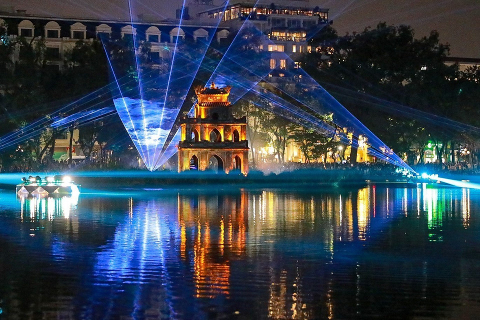La instalación de luces marca el inicio de las festividades por fin de año en Hanoi. (Foto: VNA)