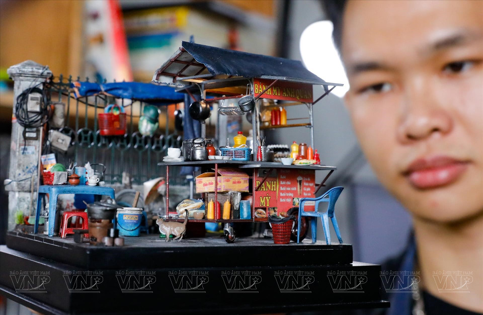 Gracias a su paciencia y pasión, este joven logra transformar lo cotidiano en piezas llenas de vida, demostrando que el arte no siempre reside en lo grandioso, sino que puede encontrarse en los rincones familiares de nuestra ciudad natal. (Foto: VNA)