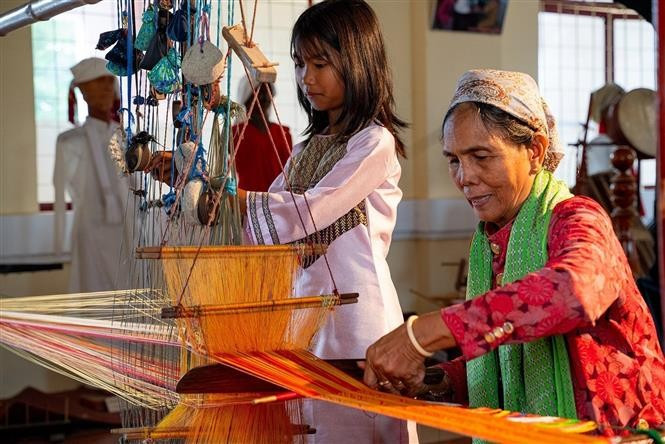 La labor del tejido en el pueblo de My Nghiep está estrechamente vinculada a la figura de la mujer. Foto: VNA