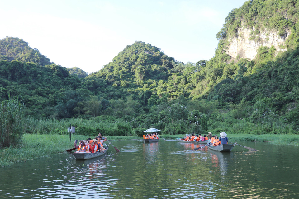 Turistas visitan el jardín de aves Thung Nham, en el barrio de Nam Hoa Lu, provincia de Ninh Binh. (Foto: VNA)