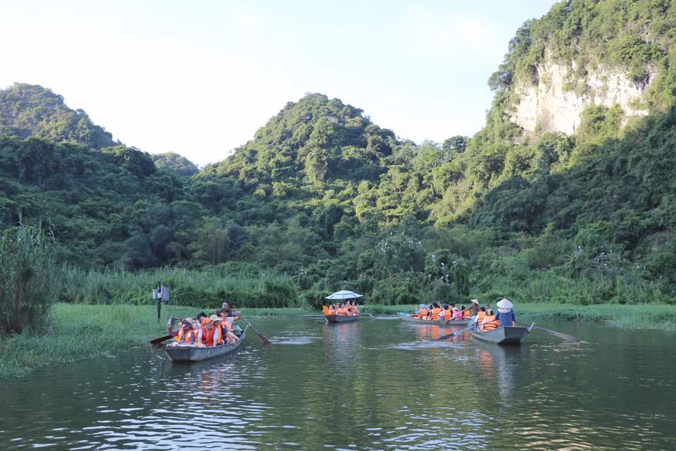 Turistas visitan el jardín de aves Thung Nham, en el barrio de Nam Hoa Lu, provincia de Ninh Binh. (Foto: VNA)