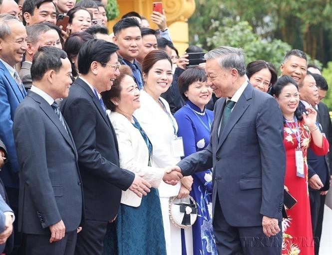 Con motivo del Día del Empresario Vietnamita (13 de octubre), el 11 de octubre de 2024, el secretario general del Partido Comunista y presidente de la República, To Lam, se encuentra con una delegación de empresarios destacados de la Cámara de Comercio e Industria de Vietnam (VCCI) y la Asociación de Empresarios Privados de Vietnam. Foto: VNA