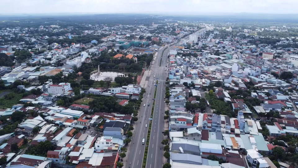 La carretera nacional 14, también conocida como la carretera Ho Chi Minh, atraviesa la ciudad de Dong Xoai y es una arteria principal de la provincia de Binh Phuoc, ayudando a completar la red de transporte y garantizando la seguridad nacional en las regiones del Sudeste y la Altiplanicie Occidental. (Foto: VNA)