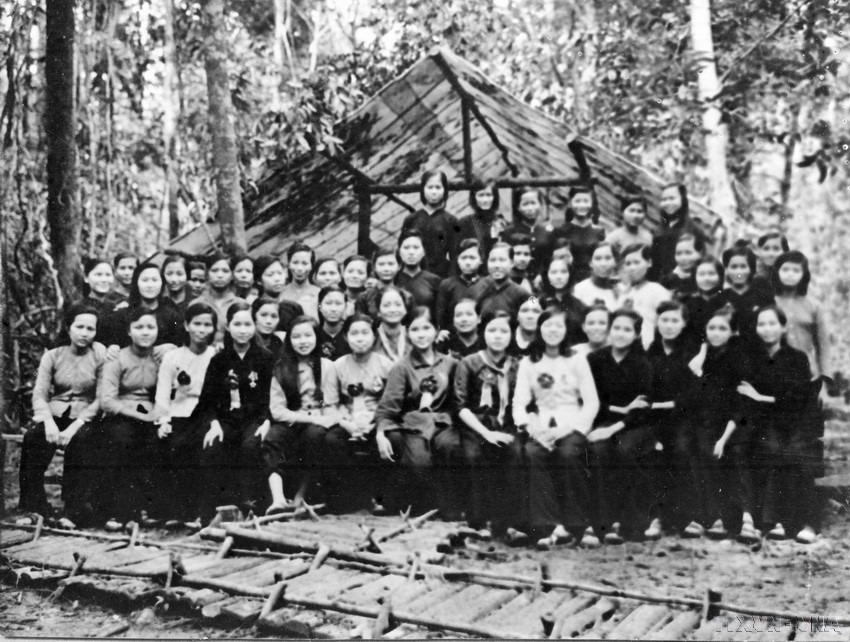 La heroína Nguyen Thi Dinh junto a otras combatientes ejemplares y funcionarias en el segundo Congreso de Héroes, Soldados de Emulación y Valientes de las Fuerzas Armadas Populares para la Liberación de Vietnam del Sur (9/1967). Foto: Archivo de VNA