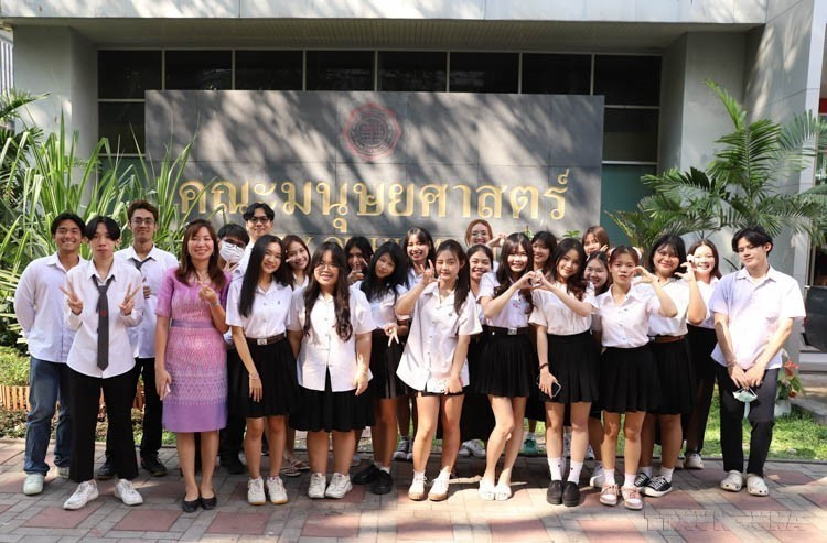 Junto con el desarrollo de las relaciones de amistad entre Vietnam y Tailandia, el idioma vietnamita está ganando popularidad como lengua extranjera entre los estudiantes tailandeses. En la imagen: Estudiantes del curso de vietnamita impartido por la profesora asociada Nguyen Thi Chiem en la Facultad de Humanidades de la Universidad Srinakharinwirot (Tailandia). Foto: VNA