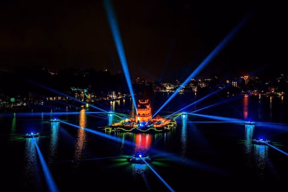 Detalle de la iluminación artística durante el evento inaugural. (Foto: VNA)
