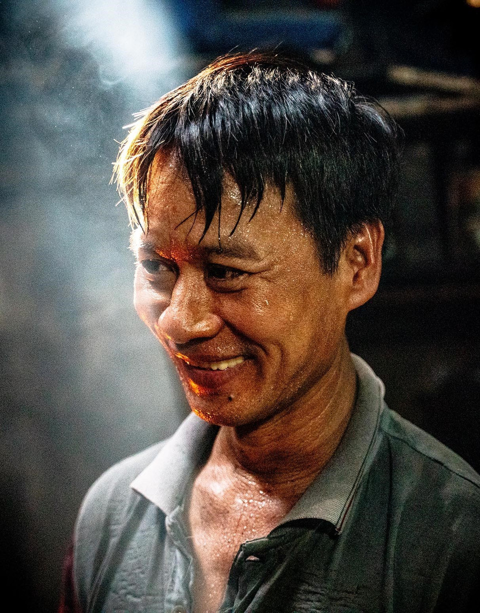 Nguyen Van Tuan lleva más de 30 años dedicado al oficio de cocer pescado al vapor (Foto: VNA)