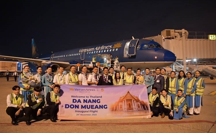 Inauguración de la nueva ruta aérea directa entre el Aeropuerto Internacional Don Mueang en Bangkok (Tailandia) y el Aeropuerto Internacional de Da Nang (Vietnam), operada por la aerolínea de bandera nacional Vietnam Airlines, el 29 de noviembre de 2023. Foto: VNA