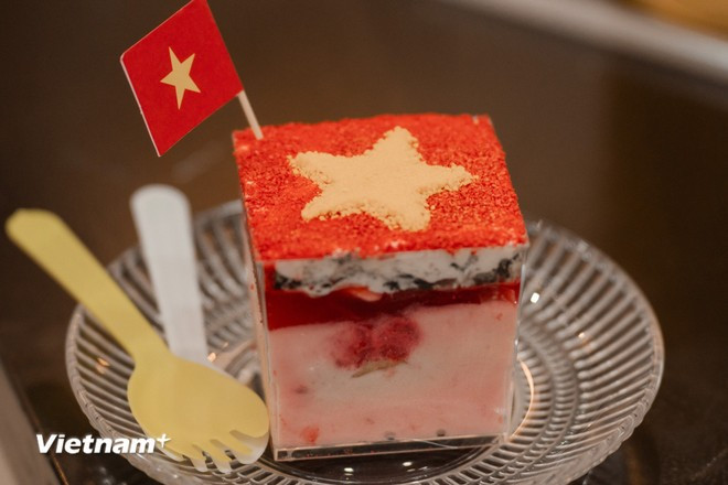 Un atractivo especial de estos cafés son las bebidas creativas que se ofrecen, acompañadas de pasteles decorados con la forma de la bandera nacional, lo que atrae a numerosos jóvenes a visitarlos para disfrutar y hacer check-in. (Foto: Vietnam+)