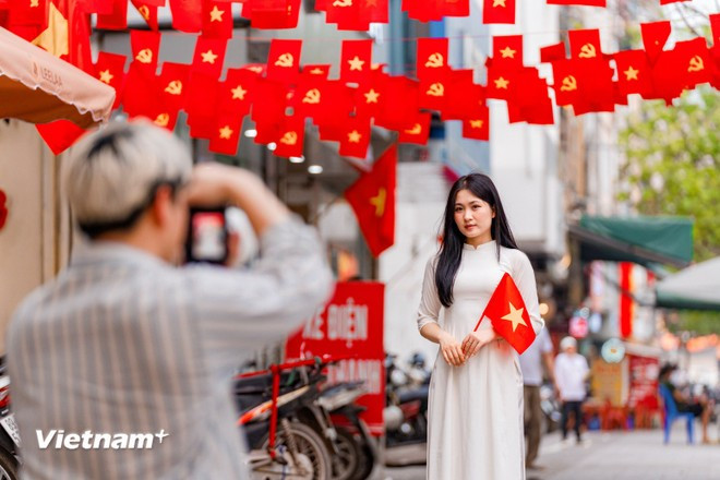 Para los amantes de la fotografía, esta es una oportunidad para que los jóvenes capturen momentos llenos de orgullo nacional. (Foto: Vietnam+)