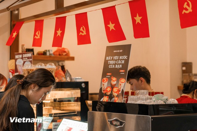 Numerosos cafés en Hanoi han sido decorados cuidadosamente con las banderas del Partido, la insignia nacional y la bandera del Frente de Liberación, creando un ambiente brillante y lleno de color. (Foto: Vietnam+)