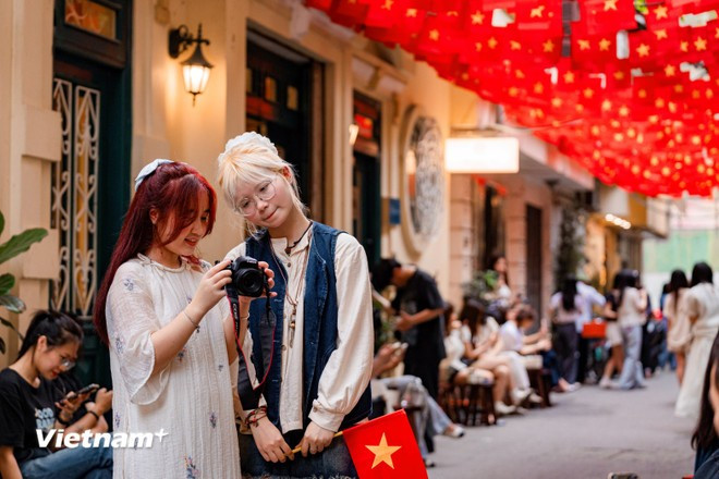 Cada rincón de la capital, Hanoi, se ha vestido con las banderas rojas y doradas. Esta imagen se vuelve aún más especial en abril, cuando Vietnam conmemora los 50 años de la Liberación del Sur y la Reunificación del país. (Foto: Vietnam+)