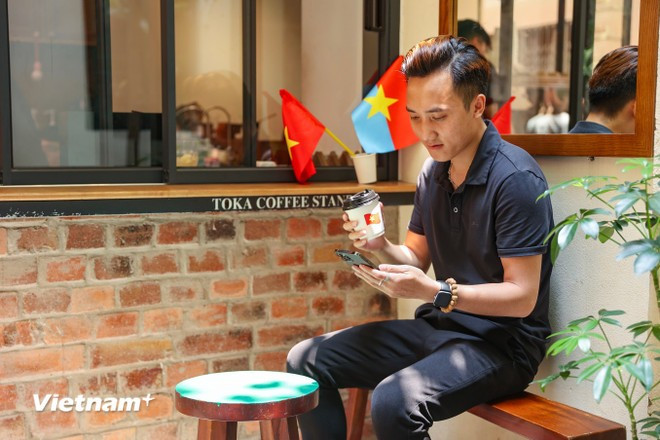 Tuan Viet, residente de My Dinh, Hanoi, expresó su orgullo y emoción al visitar varios cafés decorados con banderas rojas con estrellas doradas en los últimos días de abril, durante la celebración de los 50 años de la Liberación del Sur y la Reunificación de Vietnam. (Foto: Vietnam+)