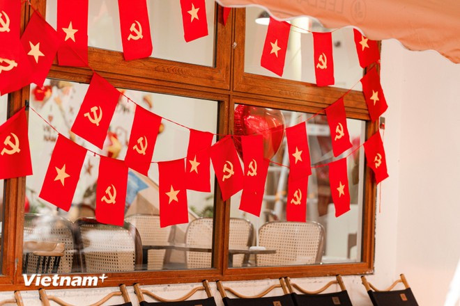 El ambiente en los cafés también está lleno de los colores rojo y amarillo de la bandera nacional. (Foto: Vietnam+)