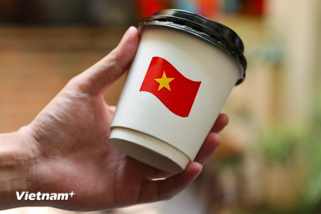 No solo las decoraciones, sino también los productos del café están adornados con la bandera nacional, lo que refleja el espíritu patriótico y el amor por la patria. (Foto: Vietnam+)