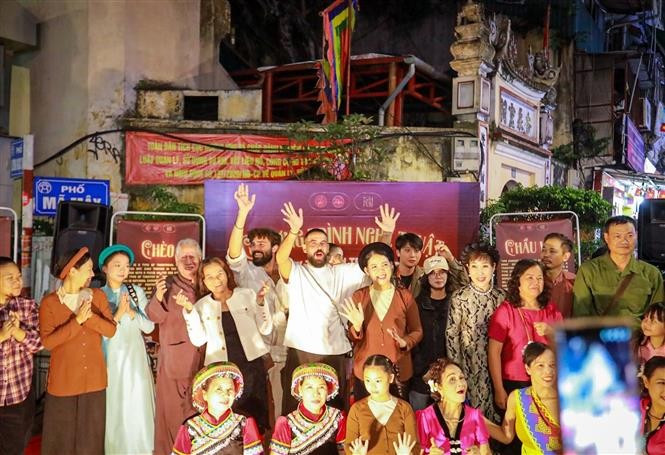 El espacio de arte tradicional atrae la atención de numerosos residentes y turistas. (Foto: VNA)