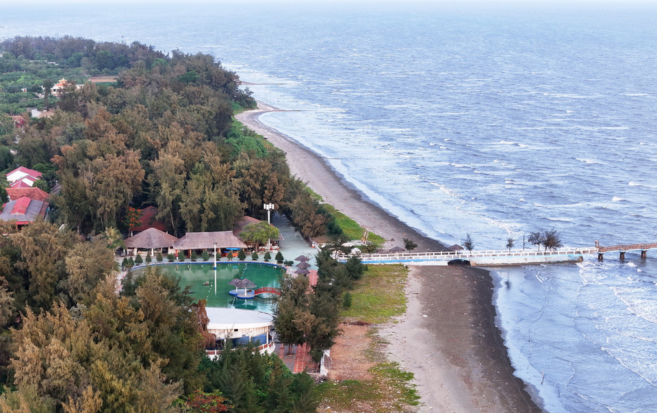 El complejo turístico bajo el bosque de pinos en la playa de Can Gio. (Foto: VNA)