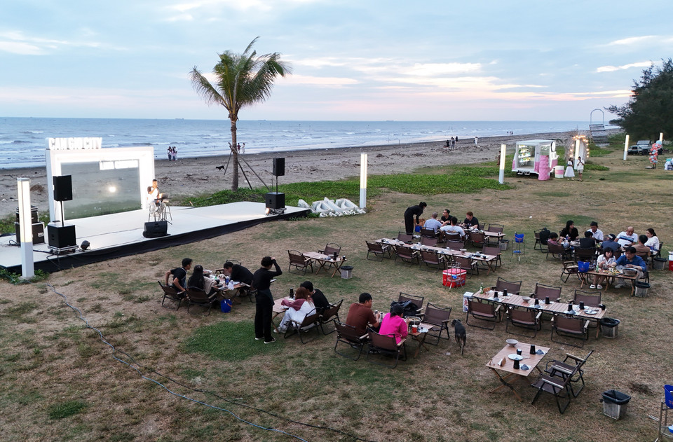 Los turistas se divierten en la playa, escuchando música acústica cada fin de semana en el destino turístico Lata Camping, comuna de Long Hoa, distrito de Can Gio. (Foto: VNA)
