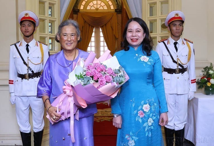 La vicepresidenta de Vietnam, Vo Thi Anh Xuan, (derecha) recibió a la princesa de Tailandia Maha Chakri Sirindhorn durante su visita a Vietnam (14 de agosto de 2024). Foto: VNA
