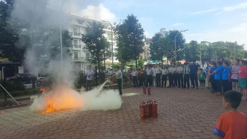 Se debe controlar estrictamente el uso de productos y equipos que utilicen sustancias que dañan la capa de ozono en la producción de equipos de refrigeración, aires acondicionados para automóviles, equipos contra incendios, etc. (Foto ilustrativa. Fuente: Vietnam+)