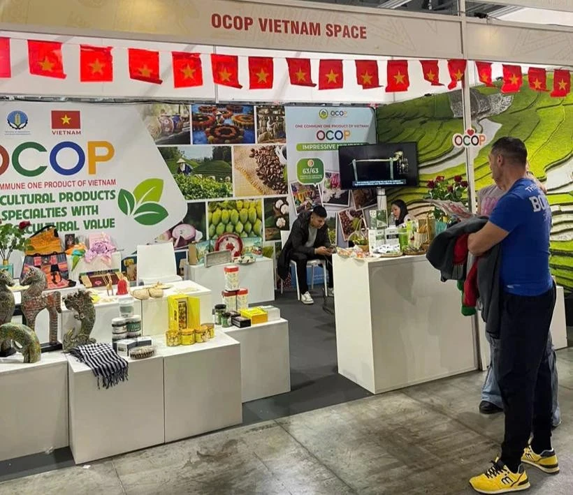 Muestran productos típicos OCOP vietnamitas en el mercado europeo. (Foto: Vietnam+)