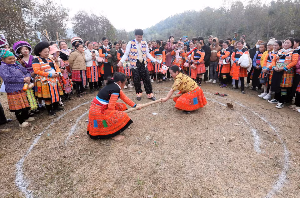 Las mujeres de la etnia Mong en la comuna de Hua Nhan, distrito de Bac Yen, compiten empujando palos durante el festival. Foto: Quang Quyet - VNA