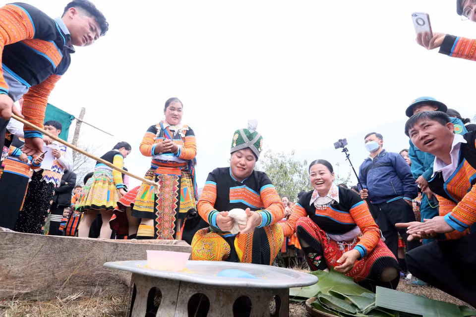 Concurso de la elaboración de “banh day” (pastel de arroz glutinoso) en la festividad tradicional del pueblo étnico Mong en la comuna de Hua Nhan, distrito de Bac Yen. Foto: VNA