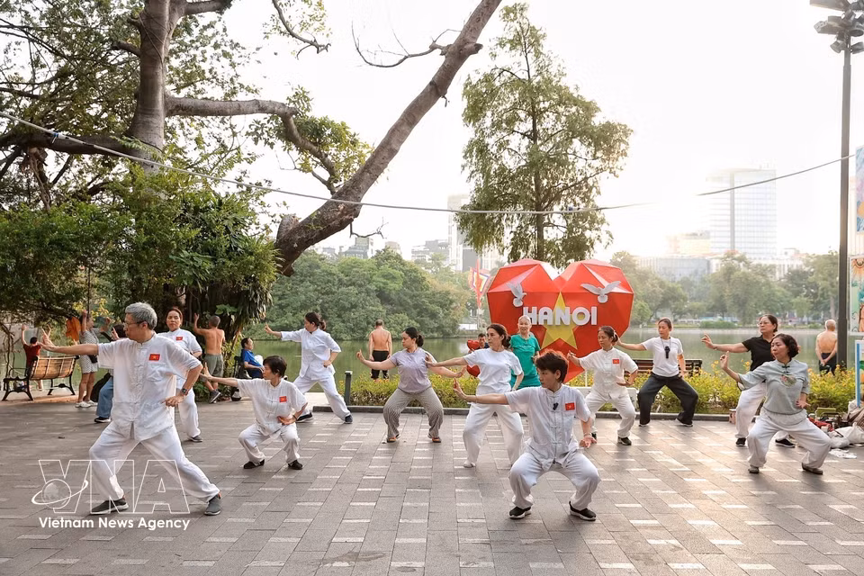 Un grupo de personas mayores practica taichí junto al lago Hoan Kiem en Hanoi. Foto: VNA