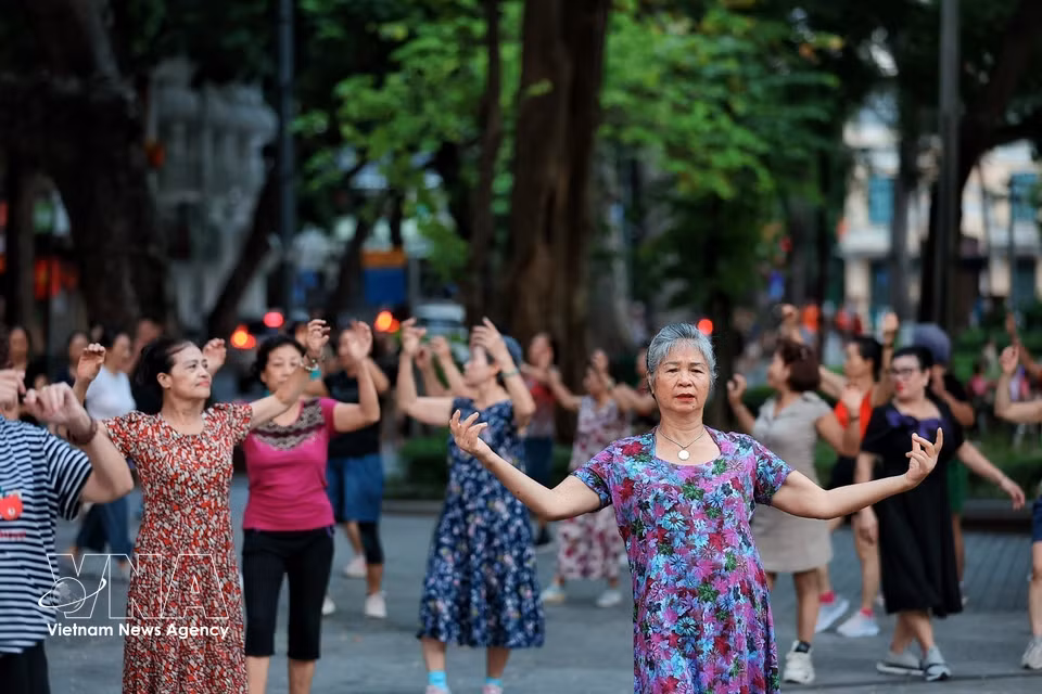 Un grupo de mujeres de la tercera edad practica ejercicios para mantener la flexibilidad y el optimismo. Foto: VNA