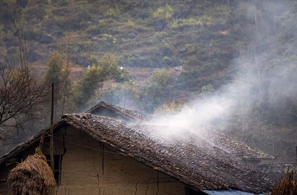 El humo de la cocina se extiende sobre los techos de tejas de las casas “trinh tuong”. Foto: VNA