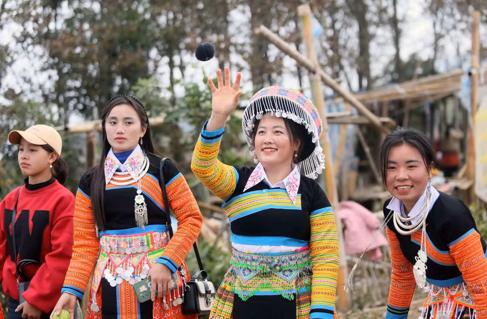 Mujeres de la etnia Mong de la comuna de Hua Nhan, distrito de Bac Yen, participan en el juego de tirar bolas de tela Pao. Foto: VNA