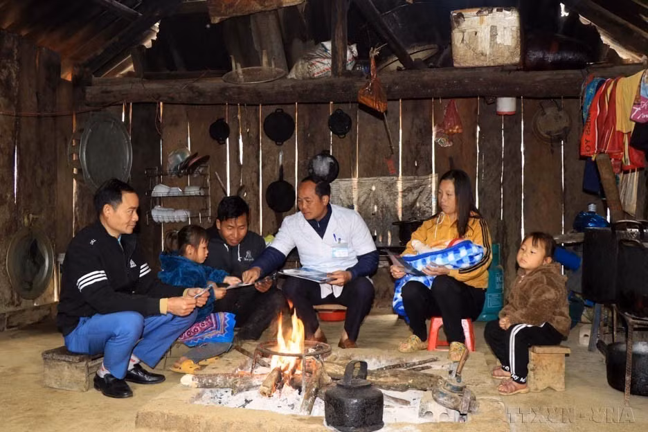 Los funcionarios hacen propaganda para concienciar a la población del distrito de Van Ho en la provincia norteña de Son La sobre la brecha de género al nacer. Foto: VNA