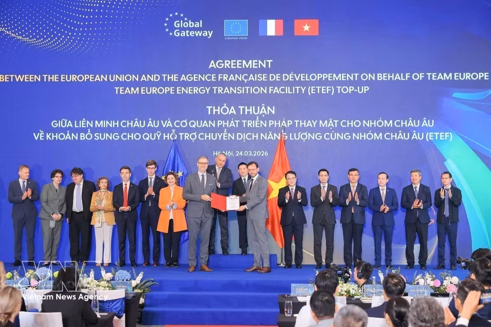 El viceprimer ministro Ho Duc Phoc y el comisario europeo de Asociaciones Internacionales, Jozef Síkela, presencian la ceremonia de entrega del acuerdo entre la UE y la Agencia Francesa de Desarrollo (AFD) relativo a una contribución adicional al Fondo Europeo para la Transición Energética (ETEF), en marzo de 2026. Foto: VNA