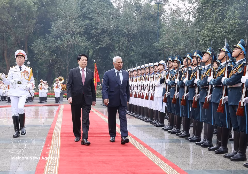 El presidente de Vietnam, Luong Cuong, y el presidente del Consejo Europeo, António Costa, pasan revista a la guardia de honor del Ejército Popular de Vietnam durante la visita oficial de este último a Vietnam, en enero de 2026. Foto: VNA