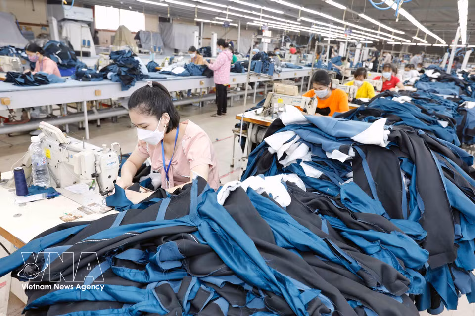 Confección de prendas de vestir destinadas a los mercados de la UE, Estados Unidos y Rusia en la fábrica de la empresa May Ho Guom, en la provincia de Hung Yen. Foto: VNA