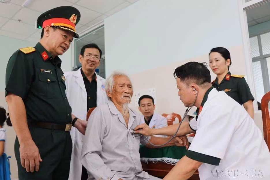 El Comité de Población, Familia y Niños del Ministerio de Defensa organiza exámenes médicos, consultas de salud y medicamentos gratuitos para las personas en circunstancias difíciles en el distrito de Ly Son en la provincia central de Quang Ngai. Foto: VNA