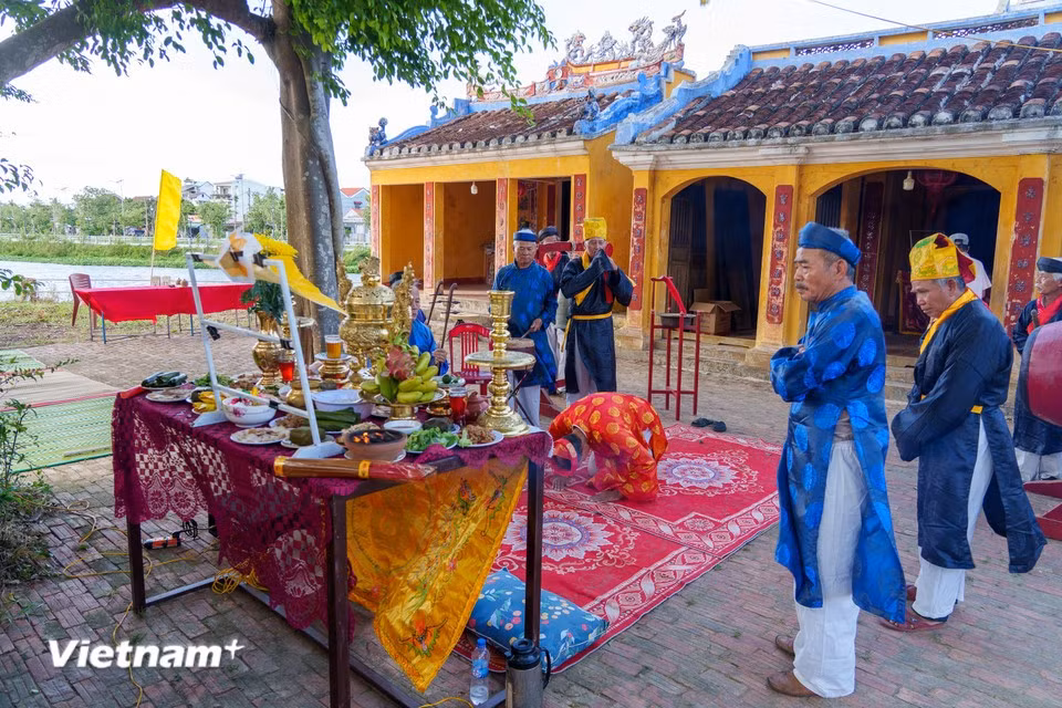 Los ancianos, vestidos con “ao dai” (traje tradicional), realizan solemnemente los tradicionales ritos de ofrenda para rendir homenaje al antepasado de la profesión alfarera. (Foto: Vietnam+)