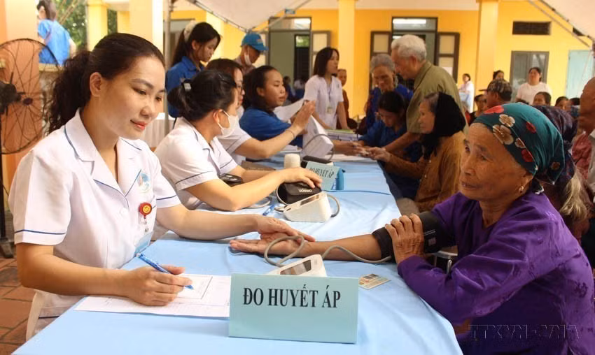 Programa de chequeos médicos para más de 5.000 personas mayores de 70 años en la comuna de Da Phuc en Hanoi. Foto: VNA