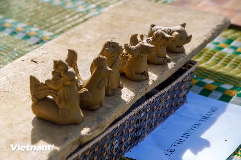 Las sencillas figuras de to he de arcilla, con formas de animales familiares, se exhiben de manera atractiva para el concurso en el espacio del festival. (Foto: Vietnam+)