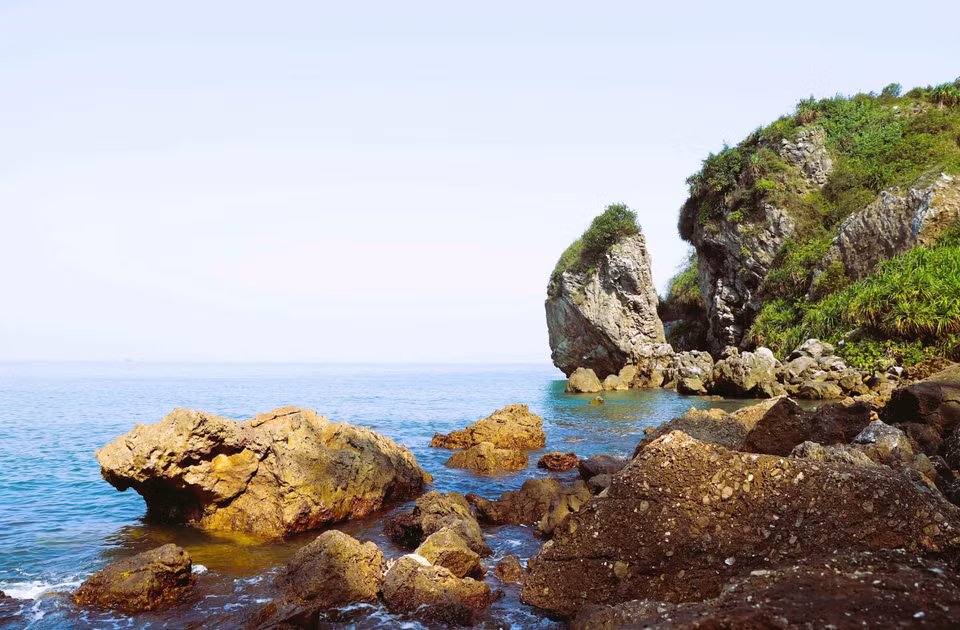 Al pie de la Montaña del Dragón, existen muchos rincones y cuevas de belleza prístina. Foto: VNA