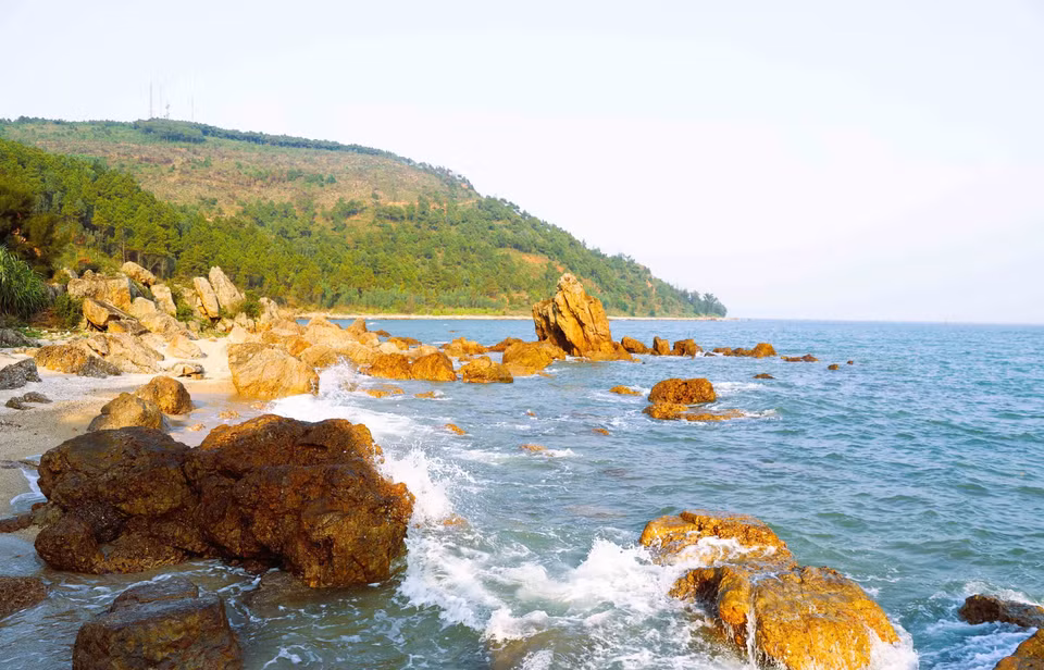 En la playa Quynh llama la atención un sistema de montañas rocosas formadas naturalmente. Foto: VNA
