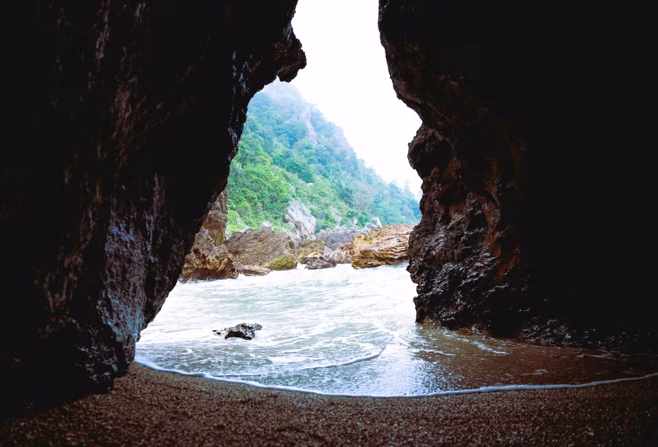 La belleza de la playa Quynh vista desde la cueva llamada “Ojo de Dragón” en el distrito de Quynh Luu, provincia de Nghe An. Foto: VNA