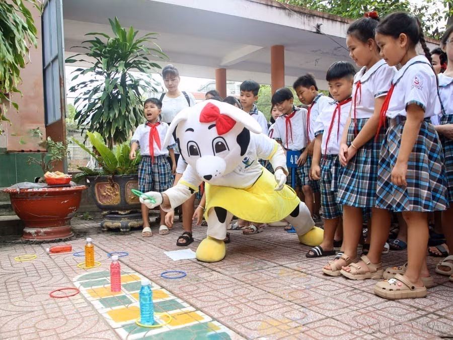 Los alumnos de primaria del distrito de Tan Bien en la provincia sureña de Tay Ninh pasan un día divertido y emocionante a través de actividades de juego. Foto:VNA