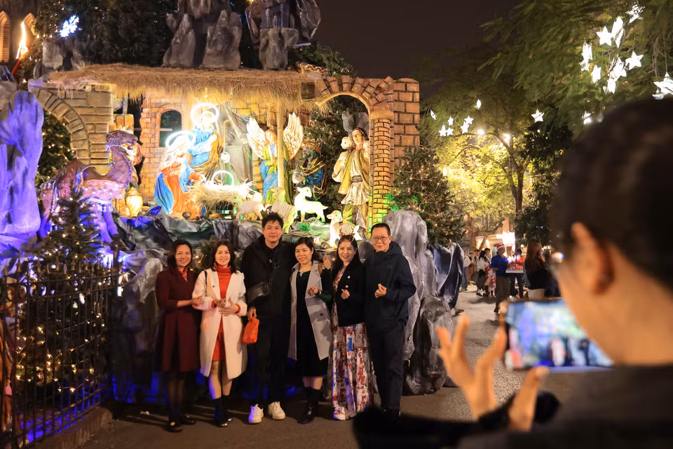 Mucha gente viene a divertirse y tomar fotografías para conservar recuerdos en el área de la Catedral de San José en Hanoi durante la Navidad de 2024. Foto: VNA