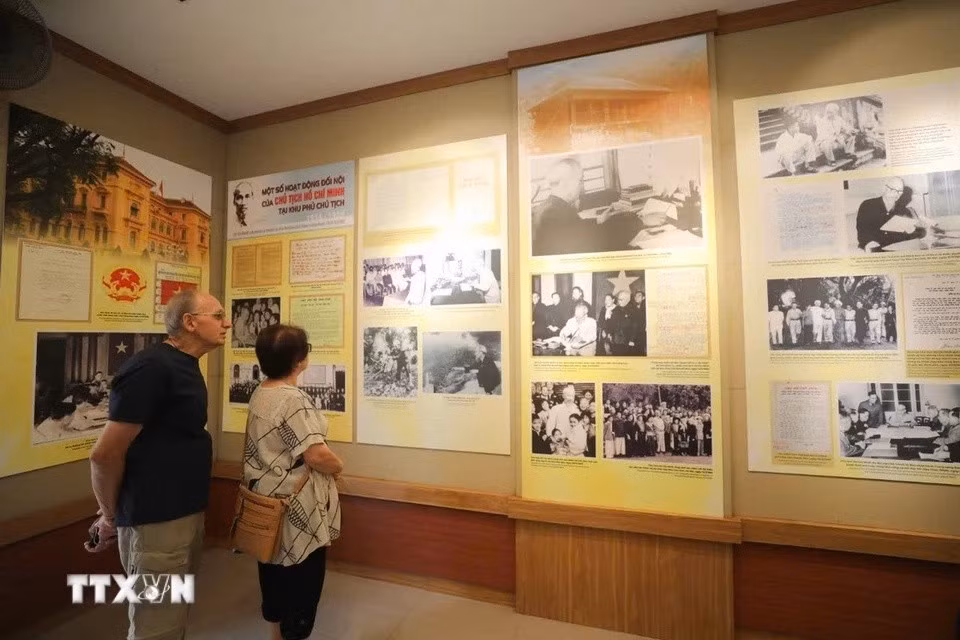 Todos los documentos y artefactos se conservan relativamente intactos tal como estaban cuando el Tío Ho, como lo llama cariñosamente el pueblo vietnamita, vivió y trabajó aquí. (Foto: VNA)