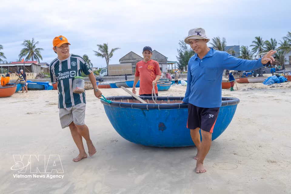 Al caer la tarde, los pescadores de la aldea de Tam Tien preparan las cestas-barca de bambú y los aparejos para una jornada de pesca nocturna en las aguas del sur de Da Nang. (Foto: VNA)